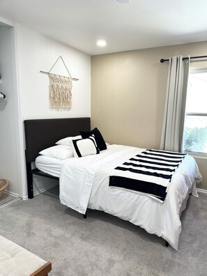 4 室のベッドルーム、デスク、旅行用ベビーベッド、WiFi (無料)