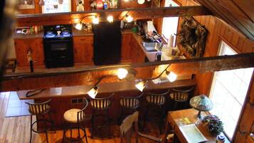 Kylskåp, mikrovågsugn, ugn och spishäll