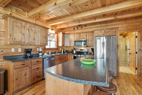 Acacia Ridge Lodge | Hocking Hills, 4BR, Hot Tub