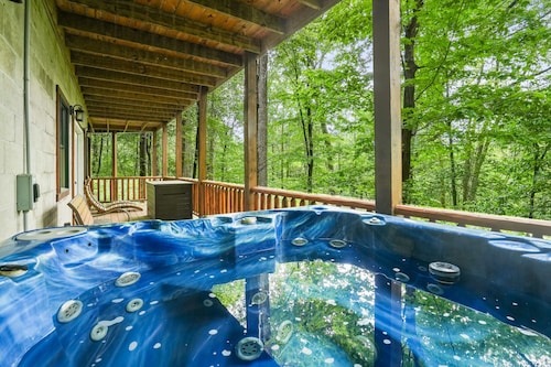 Acacia Ridge Lodge | Hocking Hills, 4BR, Hot Tub