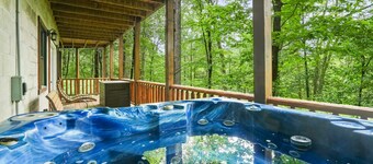 Acacia Ridge Lodge | Hocking Hills, 4BR, Hot Tub