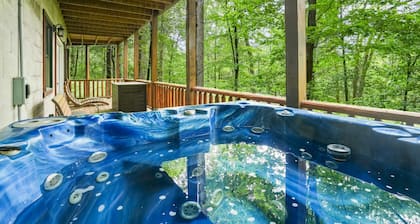 Acacia Ridge Lodge | Hocking Hills, 4BR, Hot Tub