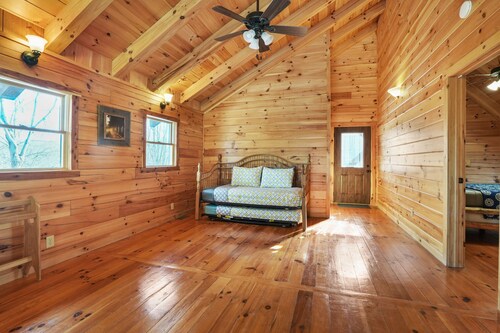 Acacia Ridge Lodge | Hocking Hills, 4BR, Hot Tub