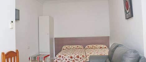 1 bedroom, bed sheets