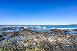 En la playa, camastros y toallas de playa