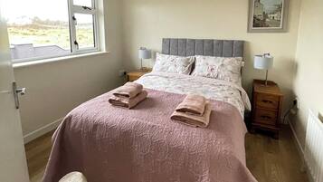 2 quartos, escrivaninha, berço de viagem, Wi-Fi de cortesia