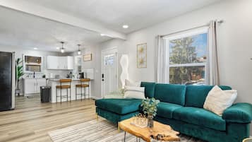 TV connectée, jeux vidéo, table de tennis de table, livres