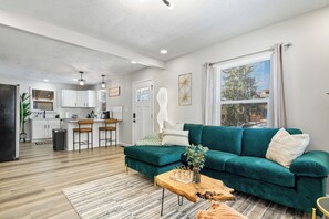 Smart-tv, videospelletjes, een tafeltennistafel en boeken