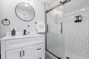 Douche, sèche-cheveux, serviettes fournies, savon