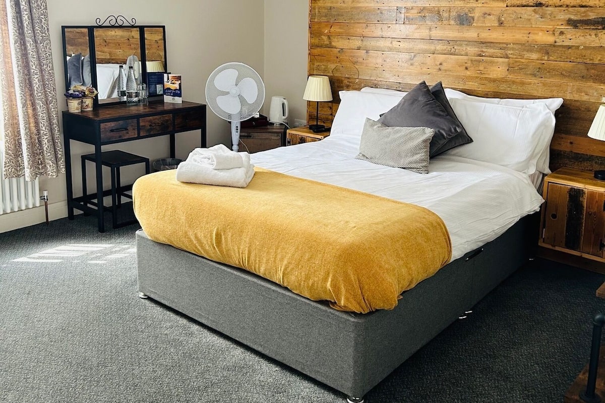 Habitación doble Confort | Escritorio, cortinas blackout y tabla de planchar con plancha