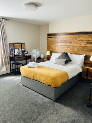 Comfort tweepersoonskamer | Een bureau, verduisterende gordijnen, een strijkplank/strijkijzer