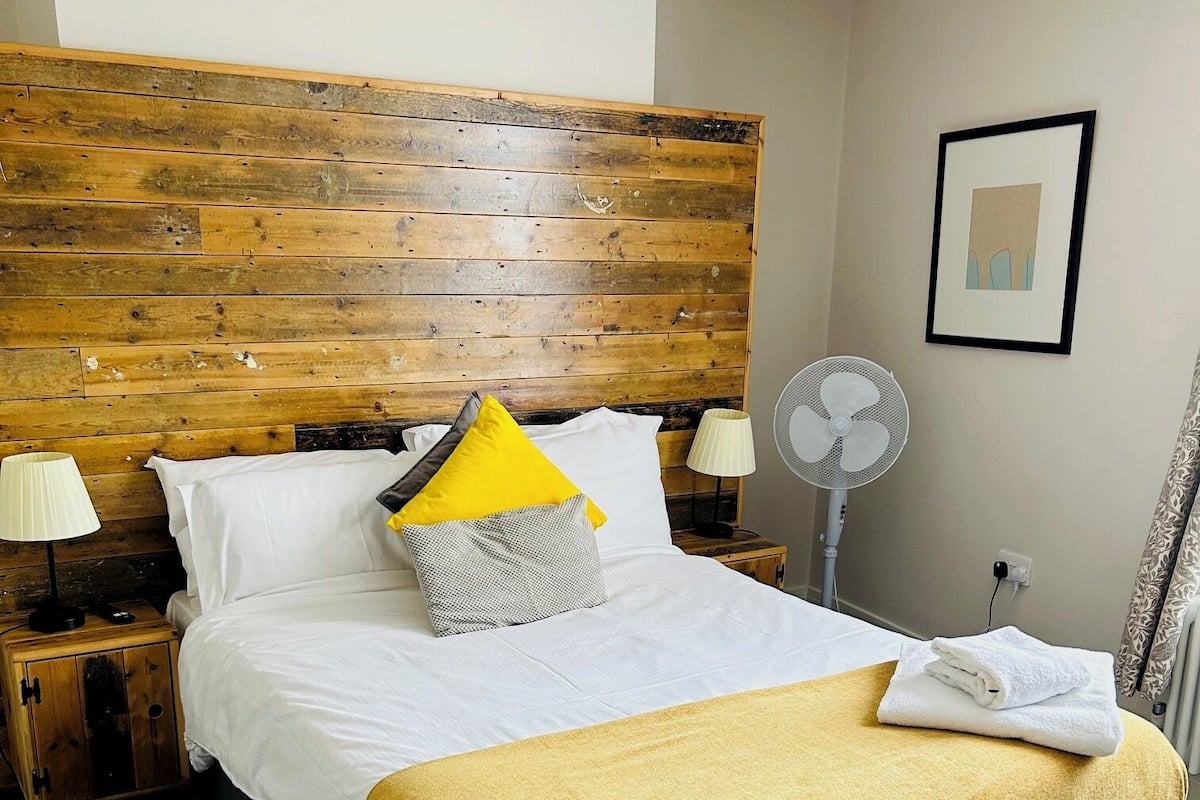 Habitación doble clásica | Escritorio, cortinas blackout y tabla de planchar con plancha