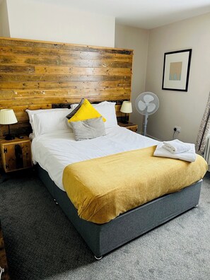 Escritorio, cortinas blackout y tabla de planchar con plancha 