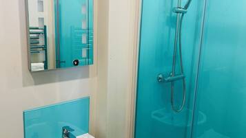 Buồng tắm vòi sen, máy sấy tóc, khăn tắm, xà phòng