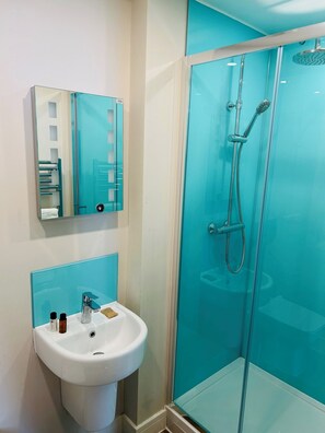 تجهيزات دش، مجففات شعر، مناشف، صابون