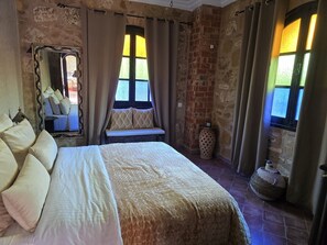 5 bedrooms, WiFi, bed sheets