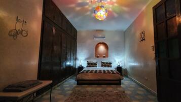 5 bedrooms, WiFi, bed sheets