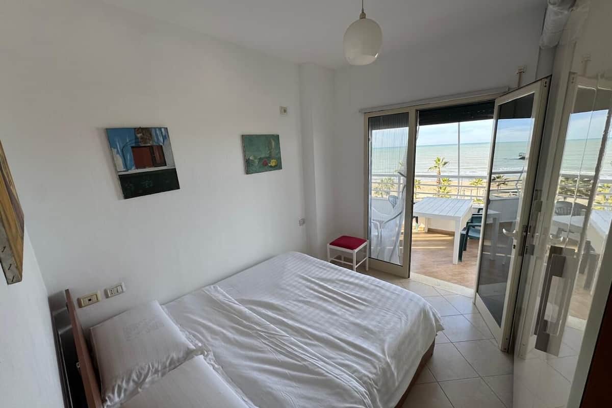 Minibar, escritorio, sistema de insonorización y wifi gratis