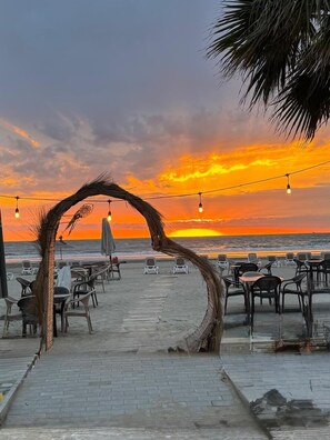 En privat strand, liggestole, parasoller, badehåndklæder