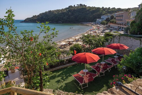 House with sea view, parking and private beach.