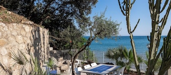 House with sea view, parking and private beach.