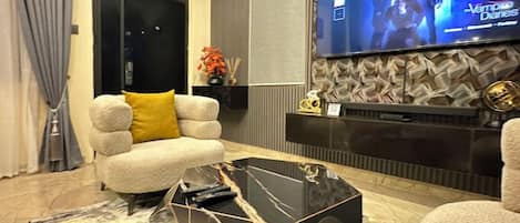 Leilighet – deluxe, balkong, byutsikt | Oppholdsområde