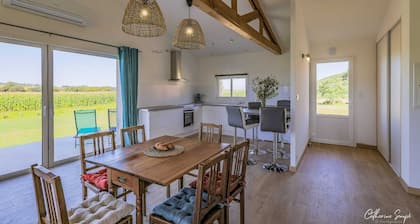 2-bedroom house with AC and WiFi in peaceful Sauviac with view over the Pyrénées