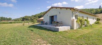 2-bedroom house with AC and WiFi in peaceful Sauviac with view over the Pyrénées