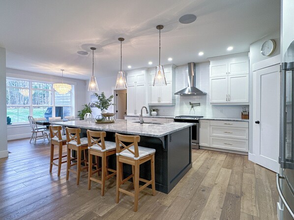 Fridge, microwave, oven, stovetop - Casa Bonita PEI – Spacious & Dog-Friendly, Minutes to Charlottetown, Beach, Golf (Stratford)