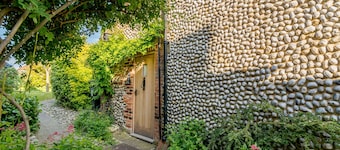 Dinky Cottage - One Bedroom House, Sleeps 2