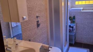 Douche, sèche-cheveux, bidet, serviettes fournies