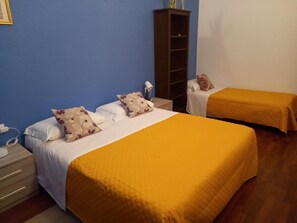 1 habitación, escritorio, tabla de planchar con plancha y wifi 