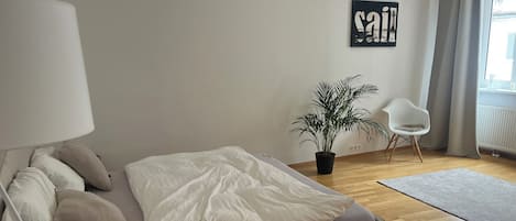 2 dormitorios, escritorio, wifi gratis y ropa de cama