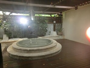 Tina de hidromasaje al aire libre