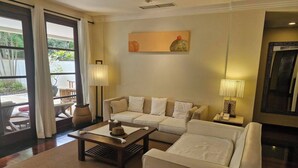 Living area - VILLA APARTMENT 3 BEDROOMS SWIMMING POOL 300 M BEACH (Bali)