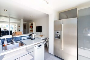 Frigorifero, microonde, lavastoviglie, tostapane