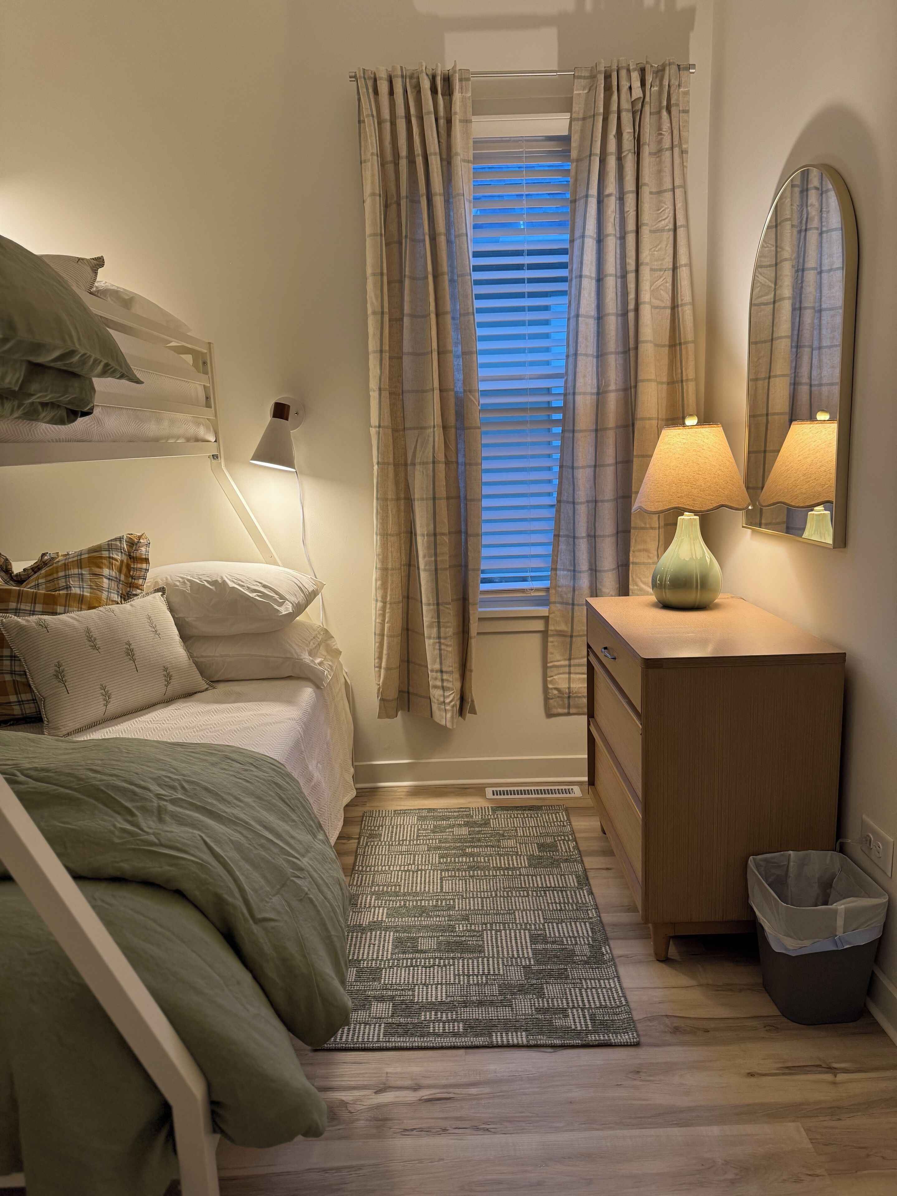 2 室のベッドルーム、セーフティボックス (室内)、アイロン / アイロン台、WiFi