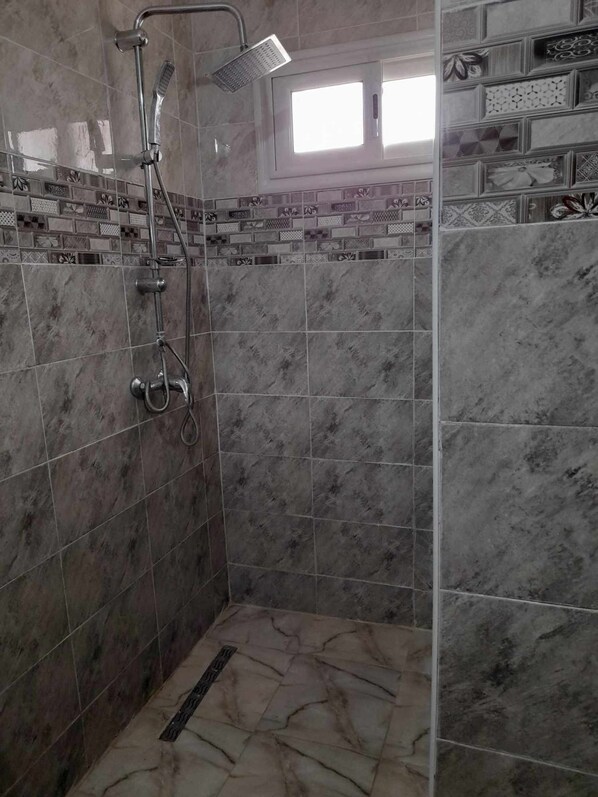 Regadera, toallas, jabón, papel de baño