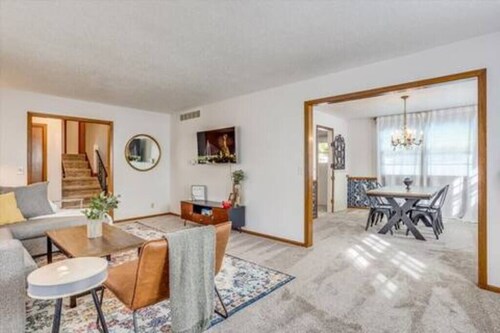 Spacious 4-bedroom house with pool in quiet neighborhood