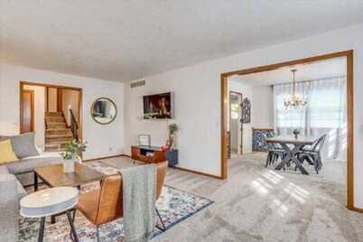 Spacious 4-bedroom house with pool in quiet neighborhood