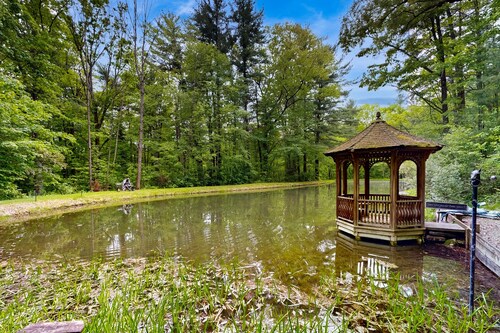 Unique wooded oasis with jacuzzi, sauna, pool, game room - near Keuka Lake