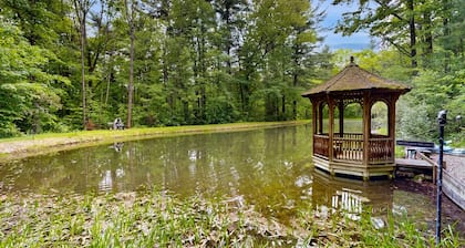 Unique wooded oasis with jacuzzi, sauna, pool, game room - near Keuka Lake