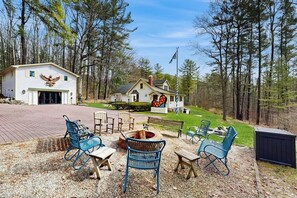 Terrace/patio - Unique wooded oasis with jacuzzi, sauna, pool, game room - near Keuka Lake (Bath)