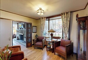 Interior - Unique wooded oasis with jacuzzi, sauna, pool, game room - near Keuka Lake (Bath)