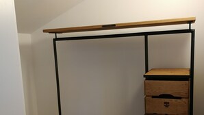 A corner closet with a wooden bench and a metal frame. - Quartier No.7 - Serviced living at the gates of Salzburg (Grödig)