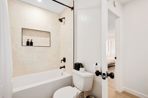 Hair dryer, towels, soap, toilet paper - Spacious 2BR w/ Fast Wi-Fi + Parking in El Cajon (El Cajon)