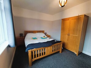 House | 2 bedrooms, iron/ironing board, free WiFi, bed sheets - 2-bed Darlington Townhouse, Garden & Free Parking (Darlington)