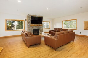 Smart-TV, Kamin, Tischfußball, Tischtennisplatte