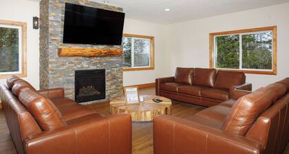 Mountain Home w/ Views & Game Room, Slopes 20 min