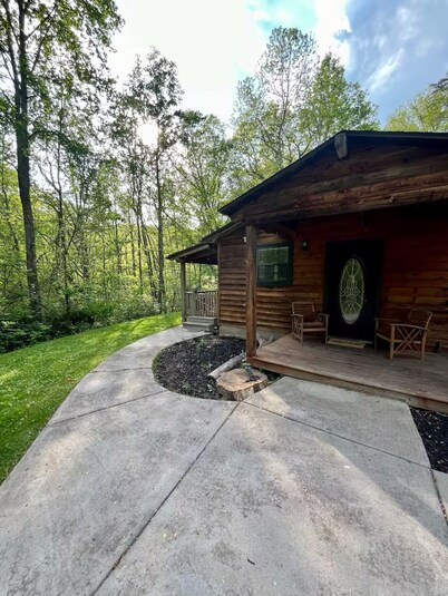 Charming Cozy Cabin in a PEACFUL MOUNTAIN setting w HOTTUB! Close to PigeonForge